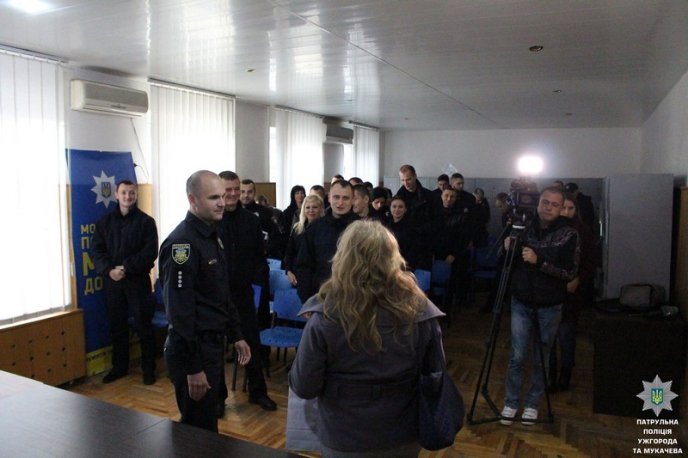 Патрульні нагородили ужгородку, яка не дозволила п’яному водію втекти з місця аварії – 01 Патрульні нагородили ужгородку, яка не дозволила п’яному водію втекти з місця аварії – 01