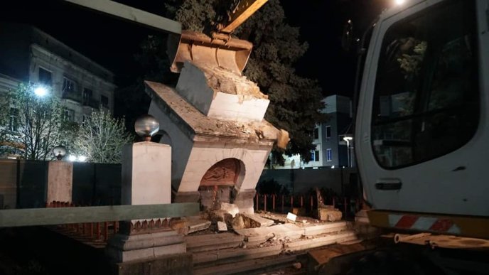 У центрі Мукачева демонтували радянський монумент – 06