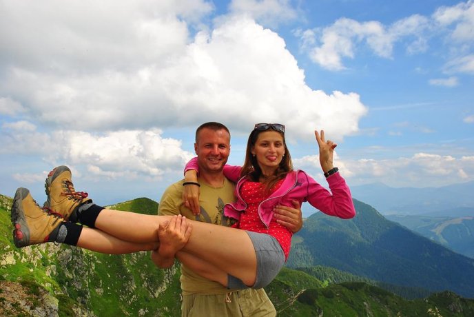 Боєць АТО влаштував дівчині на вершині гори романтичне освідчення – 04