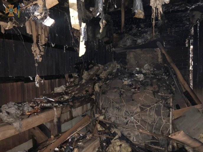 У Мукачеві в мікрорайоні Росвигово горіла лазня: рятувальники показали фото – 03