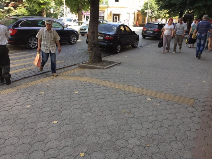 У Мукачеві облаштовують переходи для людей з обмеженими можливостями – 02 У Мукачеві облаштовують переходи для людей з обмеженими можливостями – 02