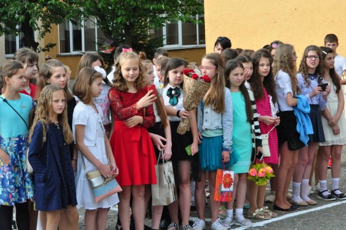 Для 690 ужгородських одинадцятикласників пролунав останній дзвінок – 05