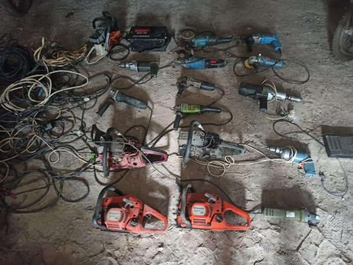 У ромському поселенні на Мукачівщині знайшли чимало крадених речей: опубліковано фото – 12