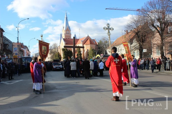 У Мукачеві католики двох обрядів пройшли Хресну Дорогу – 01 У Мукачеві католики двох обрядів пройшли Хресну Дорогу – 01