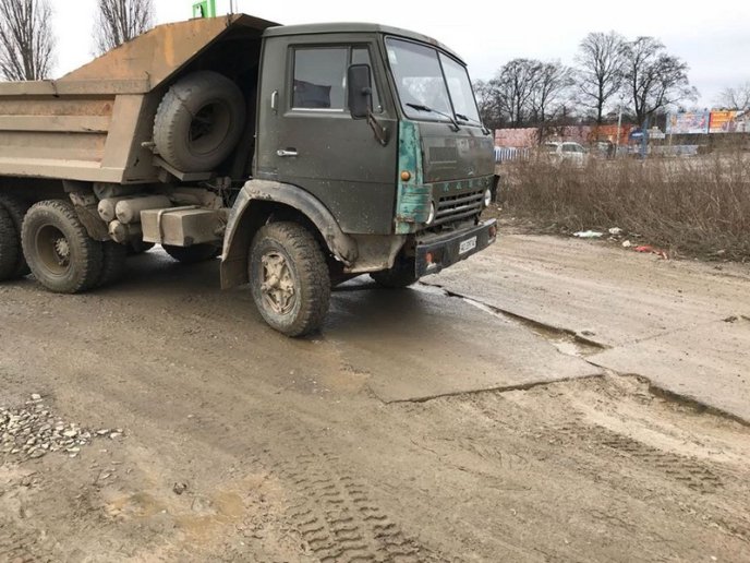 В Ужгороді забудовника оштрафують за те, що вантажівки виїжджали з будівництва із брудними колесами – 05