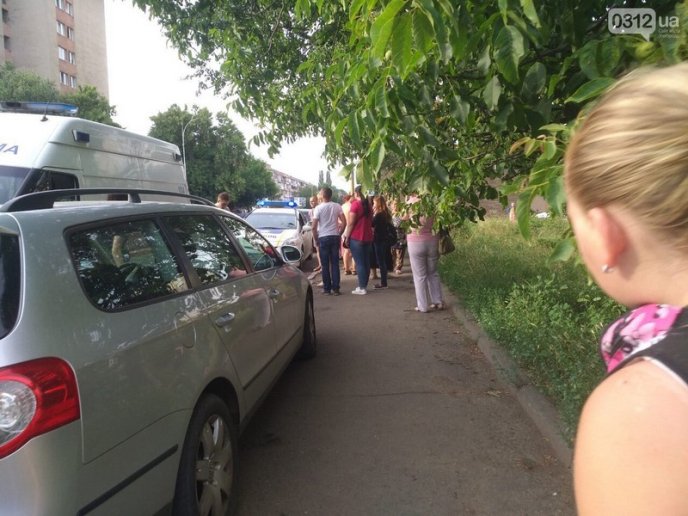 В Ужгороді з вікна 6 поверху впала дитина, – ЗМІ – 06