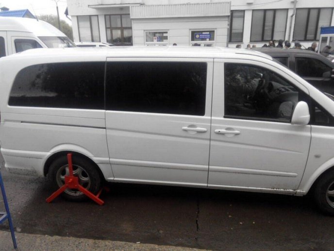 Дипломатичний скандал: монгольський дипломат перевозив велику партію сигарет – 03