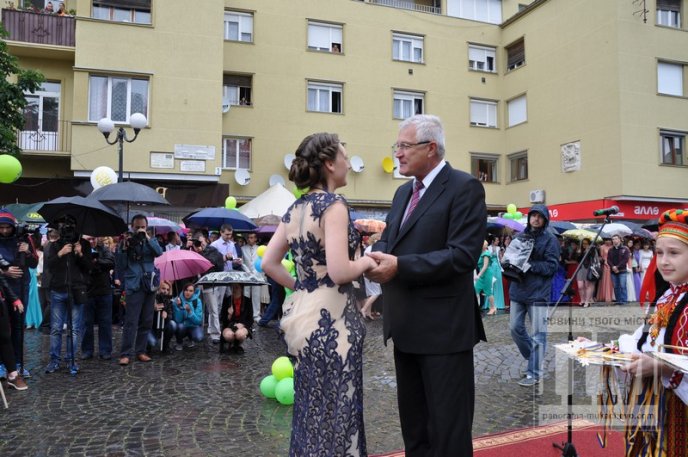 Парад випускників в центрі Мукачева: як це було (ФОТО) – 36