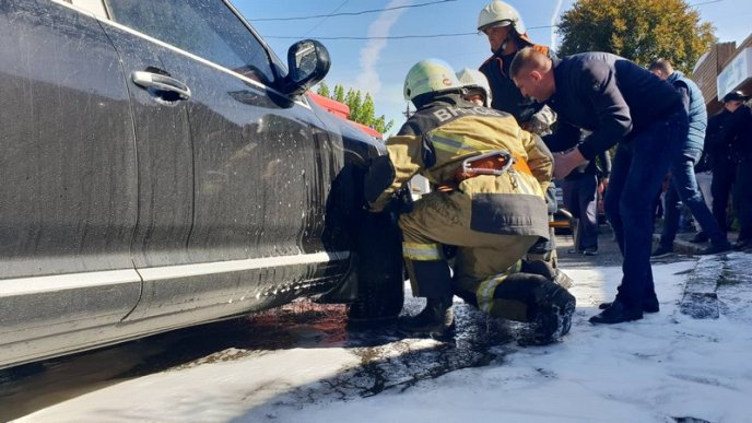 В Ужгороді горів "Porsche Cayenne": подробиці від рятувальників – 03