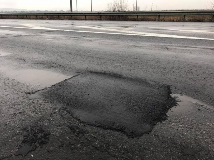 На трасі Київ-Чоп закарпатські дорожники клали асфальт у ями, залиті водою – 09