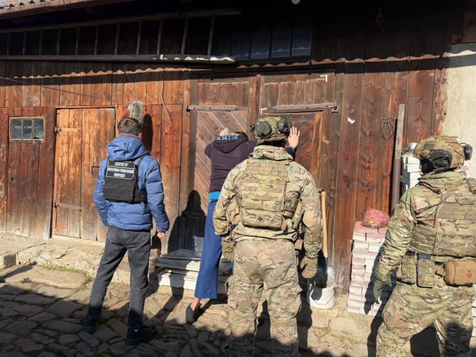 На Закарпатті та ще в двох областях провели обшуки – 04