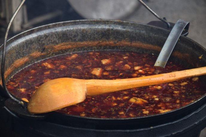 Сири, м’ясо, вино та мед: як в Ужгороді Петрівський ярмарок проходить – 01 Сири, м’ясо, вино та мед: як в Ужгороді Петрівський ярмарок проходить – 01