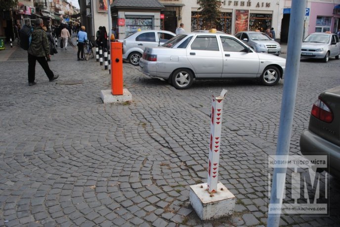 При в’їзді на центральну площу Мукачева відламали шлагбаум (ФОТО) – 04