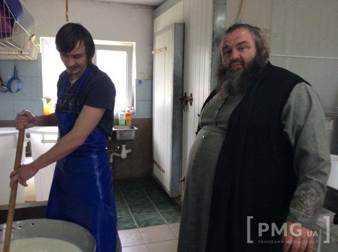 Смачний сир пропонує монастир – 01 Смачний сир пропонує монастир – 01