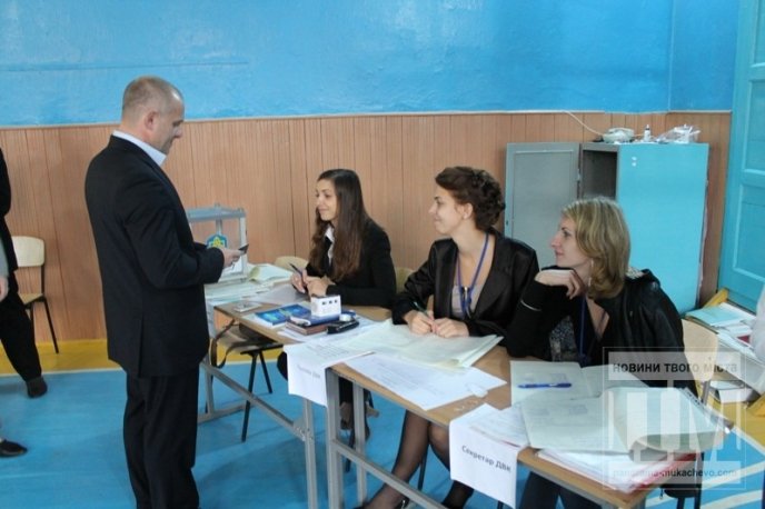 Кандидат від "Партії регіонів" Вячеслав Шутко проголосував на дільниці у ЗОШ №4 (ФОТО) – 02 Кандидат від "Партії регіонів" Вячеслав Шутко проголосував на дільниці у ЗОШ №4 (ФОТО) – 02