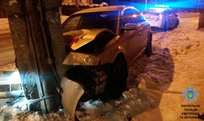 В Ужгороді іномарка "Шкода" в’їхала в електроопору: водій та пасажир покинули місце ДТП – 04