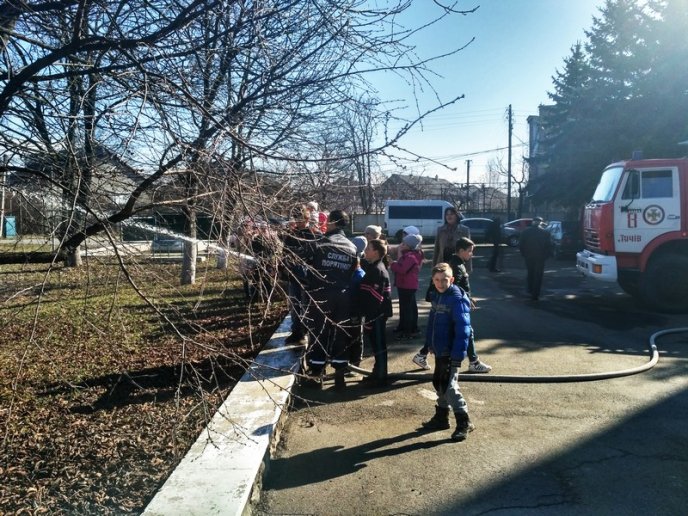 У Тячеві школярі знайомилися з роботою рятувальників  – 02