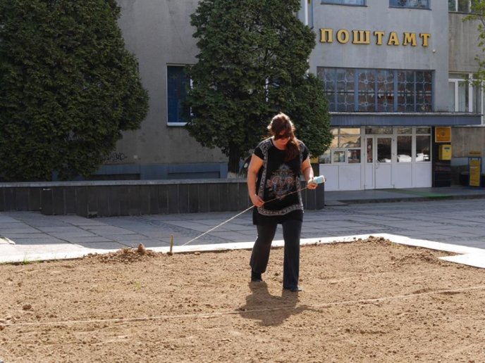 В Ужгороді почали створювати квіткову композицію у формі герба міста – 04