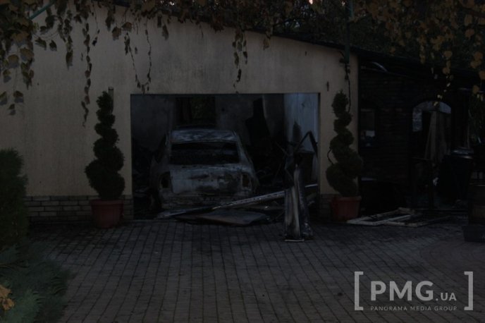 У мікрорайоні "Паланок" у Мукачеві згорів гараж з автівкою всередині – 01