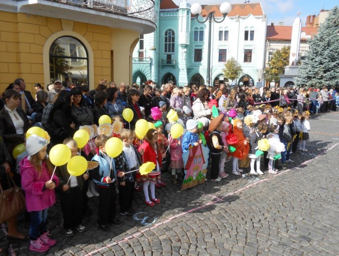 Всеукраїнський День дошкілля у Мукачеві відсвяткували парадом (ФОТО) – 05 Всеукраїнський День дошкілля у Мукачеві відсвяткували парадом (ФОТО) – 05