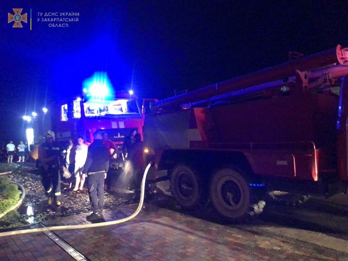 На Закарпатті блискавка вдарила в будинок та спровокувала велику пожежу – 03