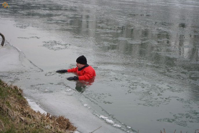 Як безпечно пірнати на Водохреще: рятувальники провели майстер-клас  – 02