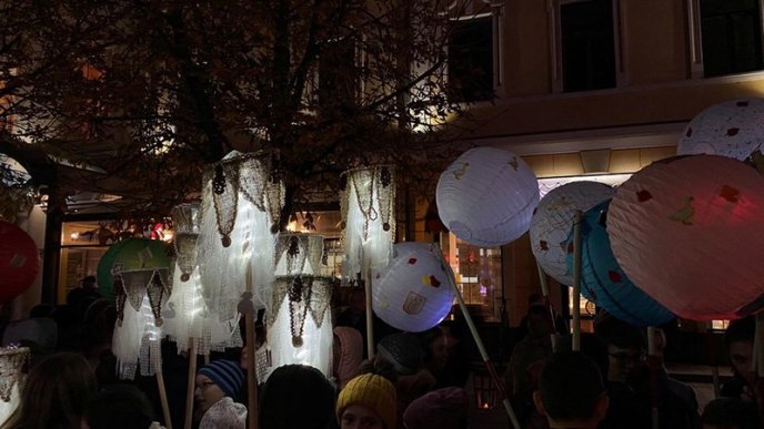 День святого Мартина: у центрі Мукачева відбулась видовищна хода з ліхтариками – 01