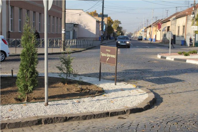 Як у Мукачеві площу Тараса Шевченка облагороджують: фоторепортаж із місця – 04