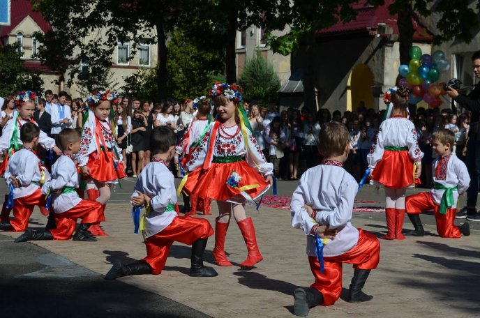 Для випускників мукачівської гімназії востаннє пролунав шкільний дзвоник – 02