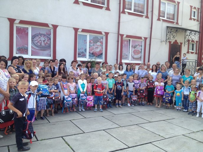 Першокласникам Тячівщини до Дня знань подарували нові ранці – 10