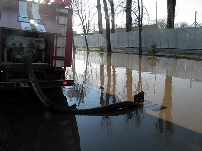 Ужгородські рятувальники відкачували воду з вулиці Гранітної  – 02