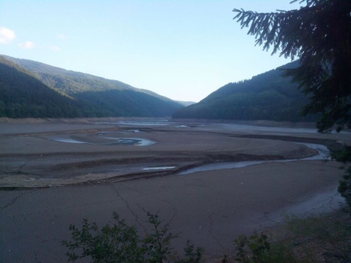 "Мов у пустелі": яку картину можна побачити після того, як осушили Вільшанське водосховище – 03