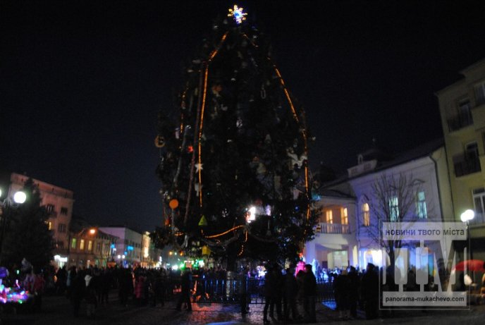 У Мукачеві урочисто запалили святкові вогні головної ялинки міста (ФОТО, ВІДЕО) – 01