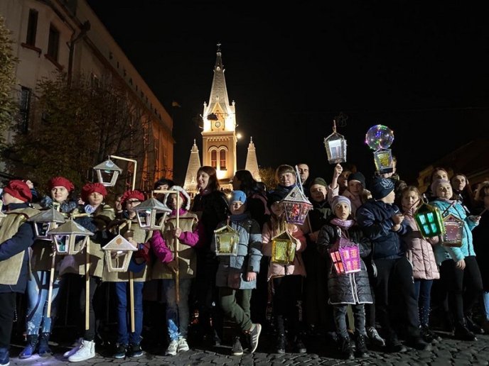 День святого Мартина: у центрі Мукачева відбулась видовищна хода з ліхтариками – 13