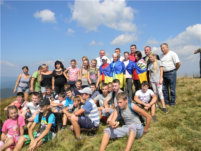 Голова Мукачівської РДА взяв участь у сходженні на полонину Кук та піднятті на ній державного прапору (ФОТО) – 05