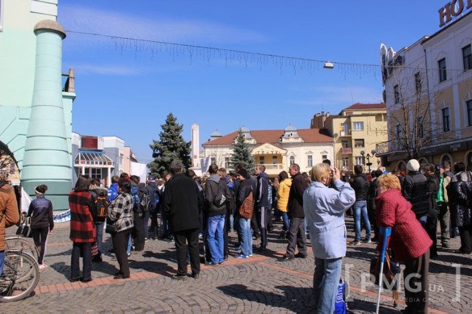Протести у центрі Мукачева: сутички, заблокована ратуша та крики "Ганьба" в адрес мера – 09