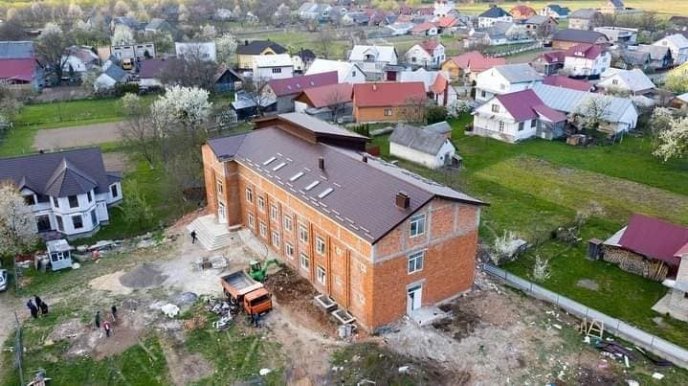 Триває будівництво середньої школи в Тернові та дитячого садка в Нижній Апші – 01