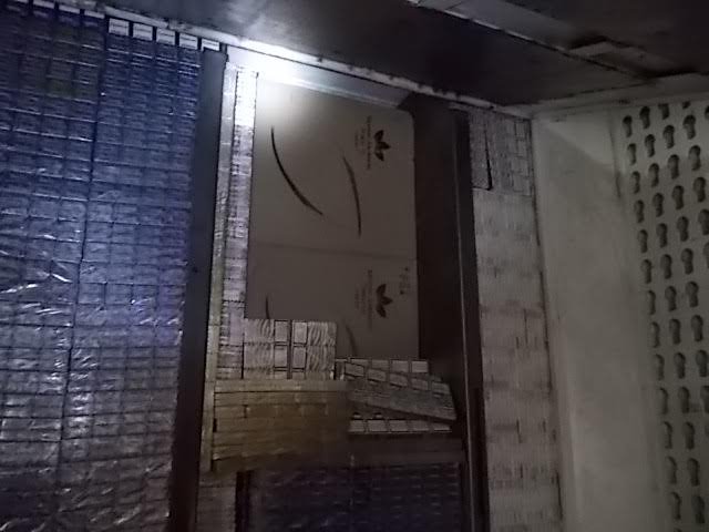 Закарпатські митники вилучили вантажівку через контрабанду цигарок – 04