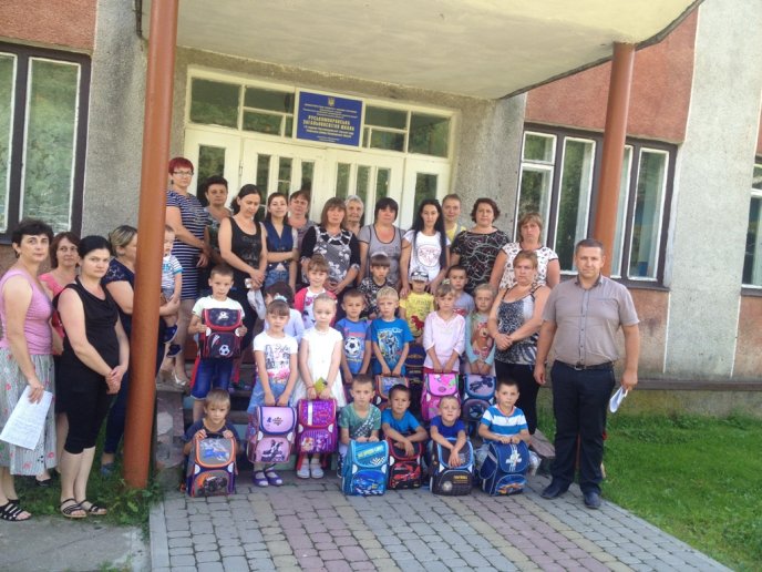 Першокласникам Тячівщини до Дня знань подарували нові ранці – 05