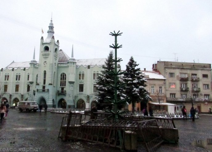 У Мукачеві почали встановлювати головну новорічну ялинку міста  – 01