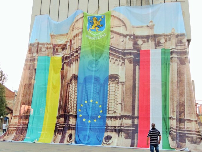 У центрі Берегова закріпили велетенський банер, щоб не видно було обшарпані стіни Будинку культури – 07
