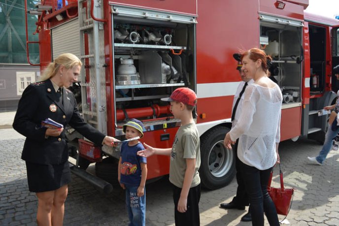 У День Прапора ужгородські рятувальники розповіли про свою професію – 03