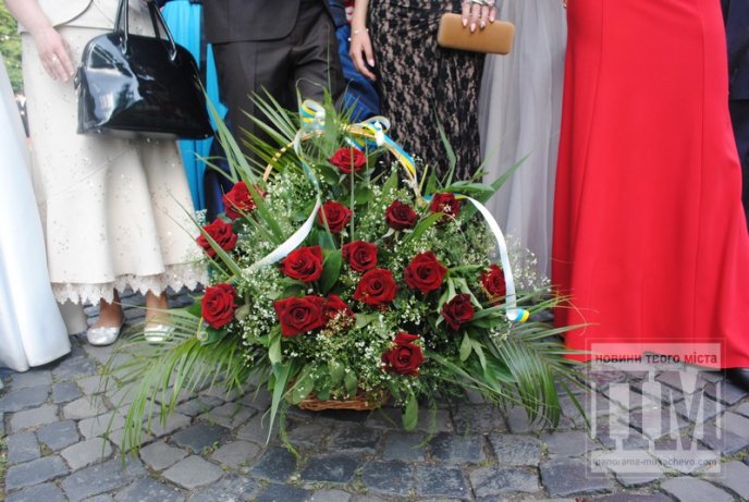 У центрі Мукачева відбувся урочистий парад випускників (ФОТО) – 05