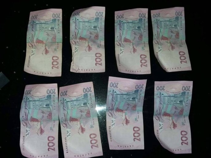 У Мукачеві затримали працівників поліції, які "кришували" наркопритон і збували наркотики – 04