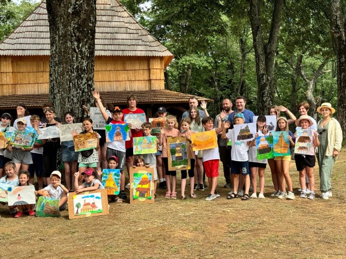 Дерев’яний храм у селі Щасливе малювали на пленері юні художники – 12