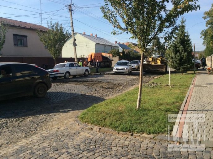 У Мукачеві демонтували одразу чотири "лежачих поліцейських" (ФОТОРЕПОРТАЖ) – 03