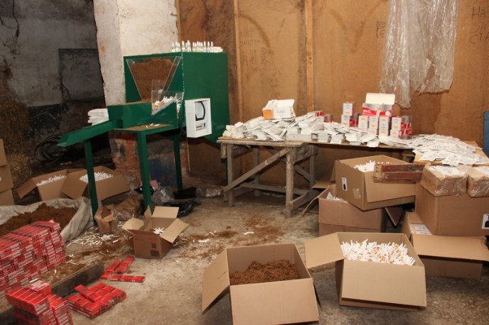 В Ужгородському районі функціонував підпільний цех із виробництва фальсифікованих цигарок – 01