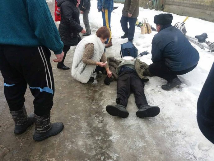 Посеред вулиці раптово помер чоловік, – ЗМІ – 02