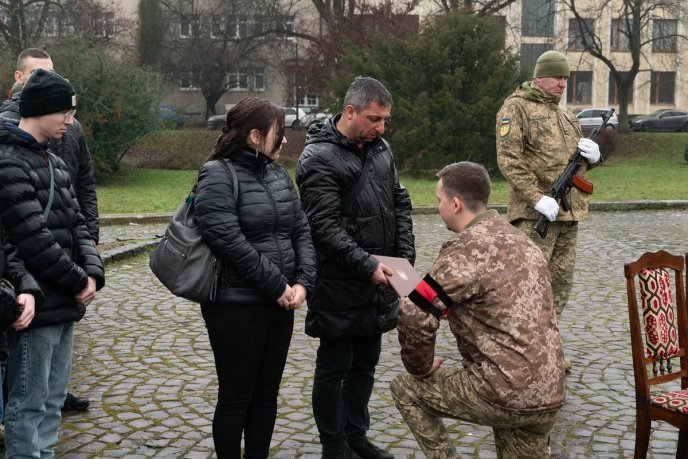 В Ужгороді поховали військового, який загинув місяць тому – 01 В Ужгороді поховали військового, який загинув місяць тому – 01