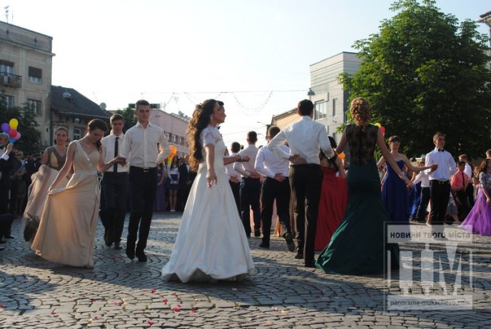 У центрі Мукачева відбувся урочистий парад випускників (ФОТО) – 38